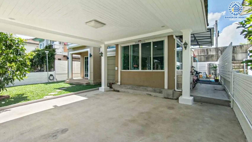 *****บ้านเดี่ยวมือสองย่านกรุงเทพฯ ม.ภัสสร21 พระราม9-วงแหวน เนื้อที่กว้างขวางมากถึงเกือบ 58 ตร.ว. ฟังก์ชันจัดเต็ม 4 ห้องนอน 2 ห้องน้ำ 2 ที่จอดรถ บนทำเลเดินทางง่าย เพียง 15 นาทีก็ถึงรถไฟฟ้าสายแอร์พอร์ตเรลลิงก์ "สถานีลาดกระบัง" ใกล้สนามบินสุวรรณภูมิ และทางด่วน "มอเตอร์เวย์"